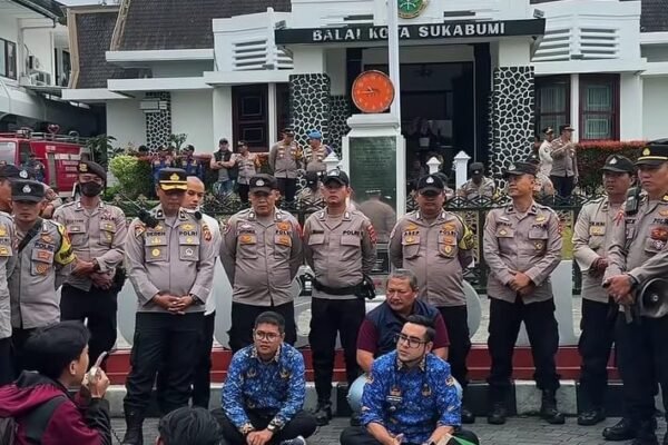 HMI Sukabumi Gelar Aksi Damai, Soroti Tunjangan DPRD WhatsApp Image 2025 09 17 at 17.41.27 99709449