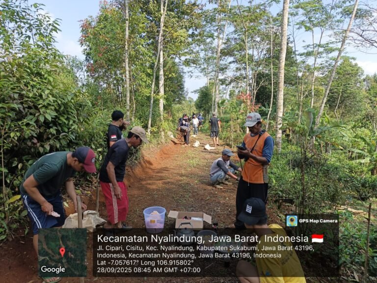 Warga Cisitu Gelar Kerja Bakti Bersihkan Jalan Cipari, Kades: “Gotong Royong Adalah Kekuatan Kita”