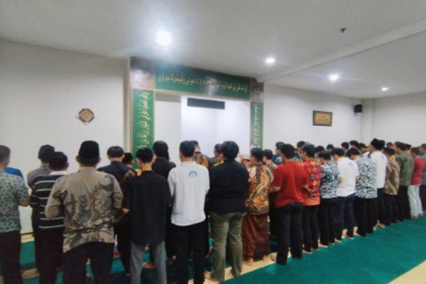 Karyawan Kominfo Jatim Gelar Salat Gaib untuk Korban Musibah Ponpes Al Khoziny Screenshot 2025 10 06 082956