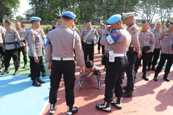 Tim Gaktiblin Bidpropam Polda Jatim Mitigasi Cek Kelengkapan Personil Polres Sumenep WhatsApp Image 2025 10 10 at 15.20.37 c3bce4aa