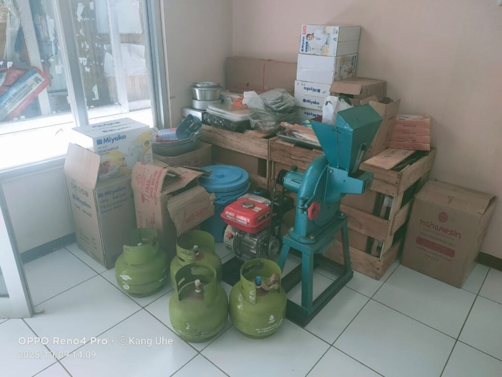 Desa Tugu Bandung Terima Bantuan Alat Pengolahan Hasil Panen, Dorong Ekonomi dan Kemandirian Warga 3 WhatsApp Image 2025 10 11 at 21.55.50 d6803a52