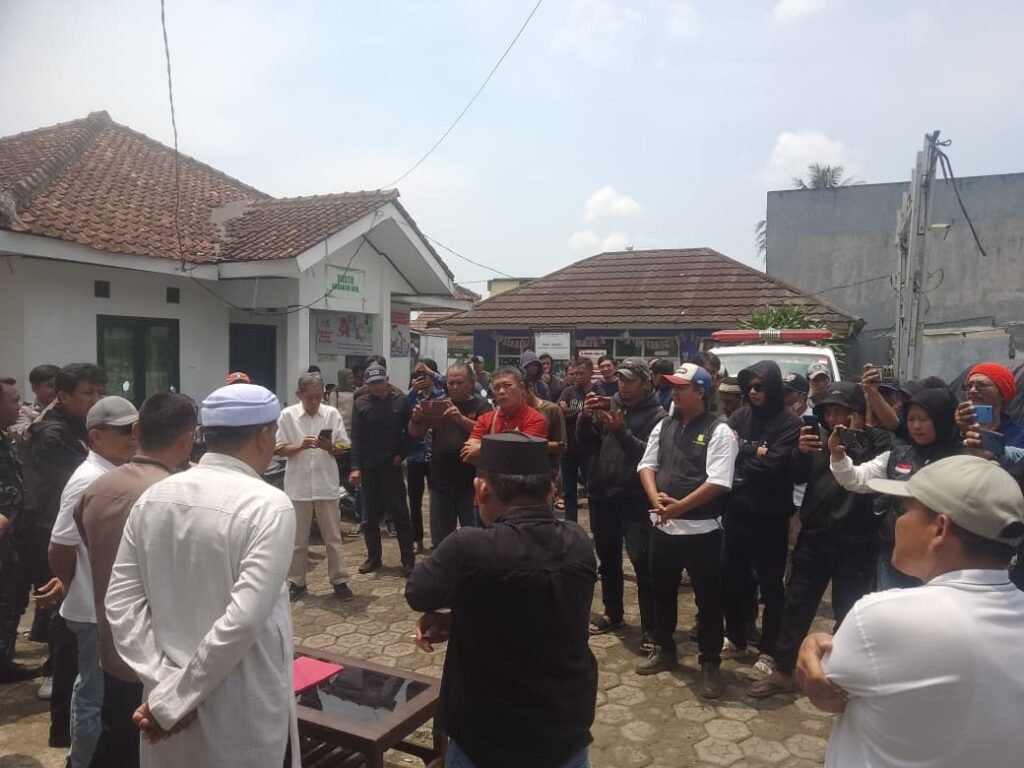 Ratusan Warga Babakanjaya Sampaikan Mosi Tidak Percaya, Kepala Desa Dituding Langgar Sejumlah Aturan 2 WhatsApp Image 2025 10 19 at 19.19.03 504a8b6f 1
