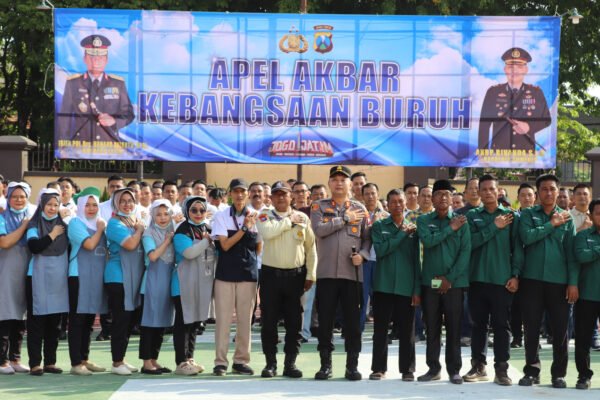 Sinergi Buruh dan Polri, Kapolres Sumenep Kobarkan Semangat Persatuan di Apel Akbar Kebangsaan WhatsApp Image 2025 10 23 at 13.17.17