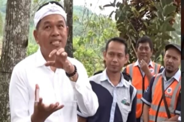 Gubernur Jabar Dedi Mulyadi Ancam Tak Perpanjang Izin Air Tanah Aqua Jika Masih Gunakan Truk ODOL WhatsApp Image 2025 10 24 at 12.42.43