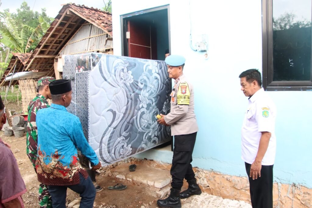 Kapolres Sumenep wujudkan Rumah Layak Huni Untuk Warga Kurang Mampu Menjadi Nyata. 3 WhatsApp Image 2025 10 29 at 18.19.14
