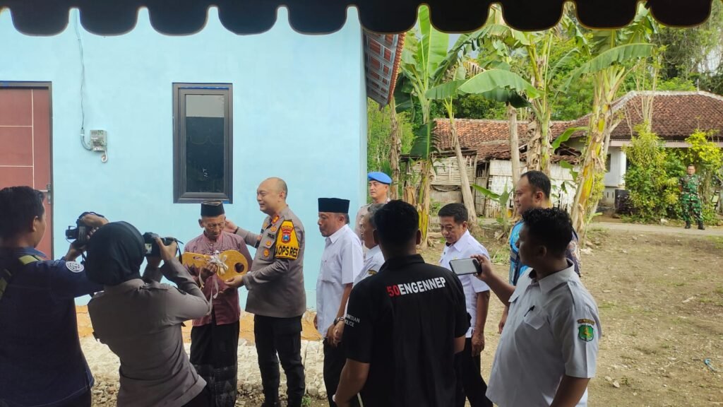 Kapolres Sumenep wujudkan Rumah Layak Huni Untuk Warga Kurang Mampu Menjadi Nyata. 4 WhatsApp Image 2025 10 29 at 18.19.14 2