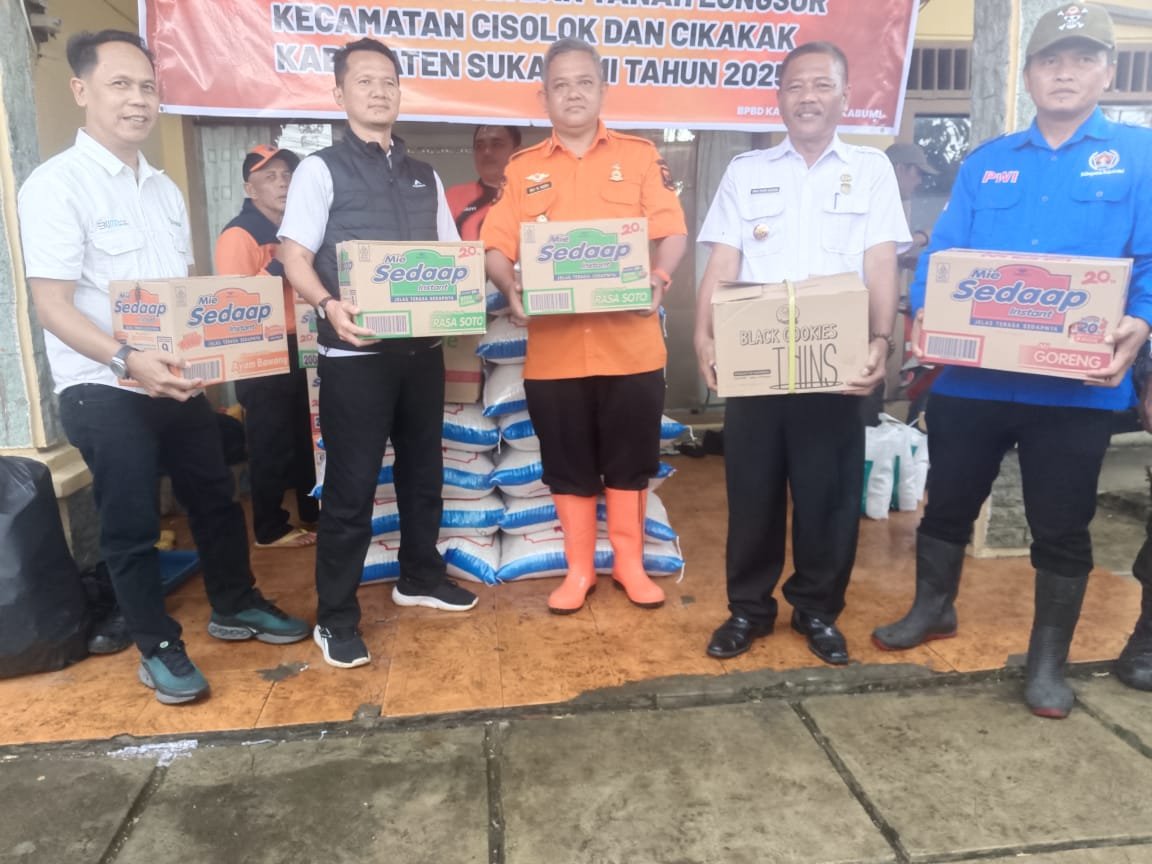 PWI Peduli dan Perhutani Salurkan Bantuan untuk Korban Banjir dan Longsor di Cisolok Sukabumi 4 WhatsApp Image 2025 10 29 at 20.38.24