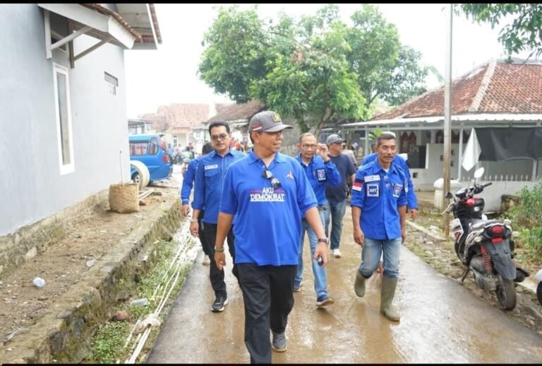 Iman Adinugraha Kunjungi Lokasi Banjir Sukabumi Bawa Bantuan dan Doa untuk Warga Cisolok–Cikakak