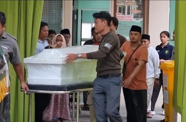 Jenazah Korban Tewas Reruntuhan Ponpes di Sidoarjo Dipulangkan ke Bangka Belitung jenazah korban runtuhnya ponpes al khoziny dipulangkan 1759232841168 169