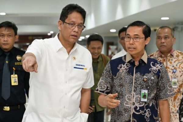 Menkeu Purbaya Sidak Bea Cukai Soetta, Temukan Puluhan HP Ilegal Tak Terdaftar IMEI menkeu purbaya didampingi oleh kepala bea cukai soetta gatot sugeng wibowo dan kepala imigrasi soekarno hatta galih priya kart 1759750678176 169