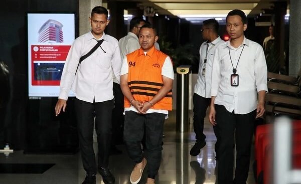 langkah gubernur riau menuju mobil tahanan usai ditetapkan tersangka 1762338291165 169