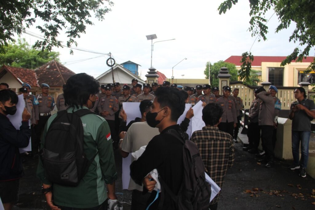 Polres Sumenep Amankan Aksi Bisu DEAR Jatim, Suarakan Dukungan Pemberantasan Korupsi di Kabupaten Sumenep 3 WhatsApp Image 2025 12 09 at 18.34.34 2 1