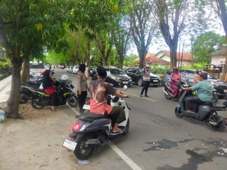 Jaga Ibadah Tetap Khusyuk, Polwan Polres Sumenep Laksanakan PAM dan Gatur Lalin Jumat