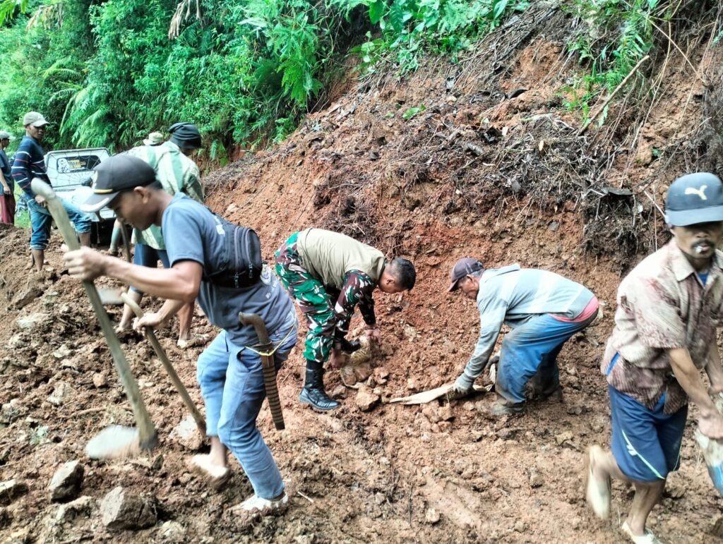 Longsor Tutup Akses Jalan Cicukang–Purabaya Akibat Hujan Ekstrem 2 WhatsApp Image 2025 12 13 at 07.56.46