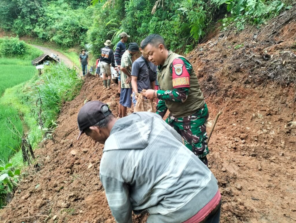 Warga Cicukang Bergerak Cepat Bersihkan Material Longsor di Akses Utama Purabaya 2 WhatsApp Image 2025 12 13 at 07.57.55