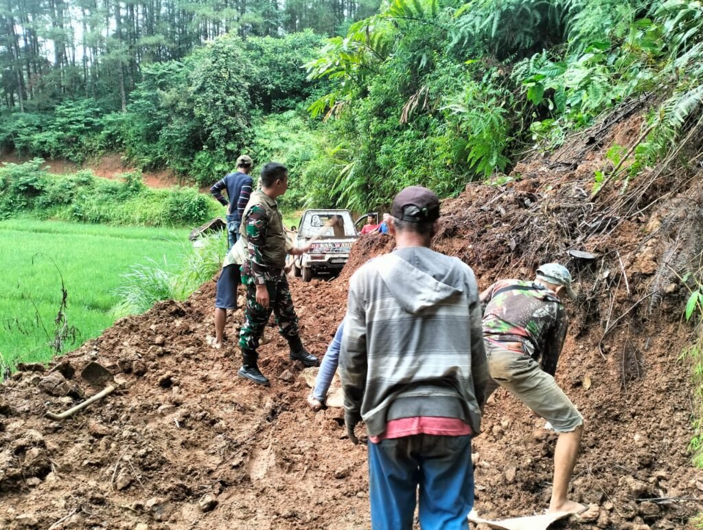 Warga Cicukang Bergerak Cepat Bersihkan Material Longsor di Akses Utama Purabaya 3 WhatsApp Image 2025 12 13 at 07.57.56