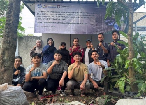 KOLABORASI UNIVERSITAS TELKOM BANDUNG DAN DIKTISAINTEK HASILKAN RUMAH PRODUKSI BUDIDAYA JAMUR OTOMATIS YANG RAMAH LINGKUNGAN (MANDIRI ENERGI) DI DESA BOJONGSARI 2 WhatsApp Image 2025 12 16 at 10.59.49 83ce6393