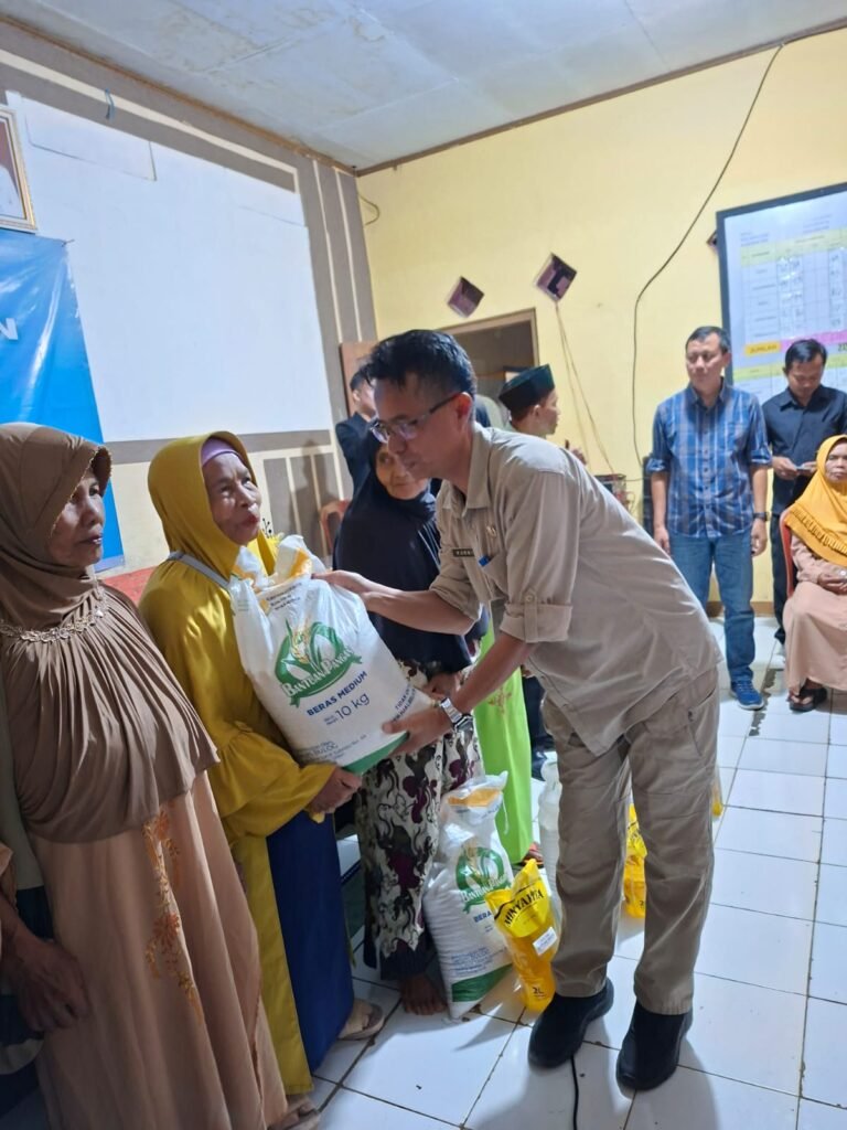 Pemdes Citamiang Salurkan Bantuan Pangan untuk 526 KPM, Hadirkan DPR RI dan Sejumlah Pemangku Kepentingan 2 WhatsApp Image 2025 12 25 at 09.36.08 1