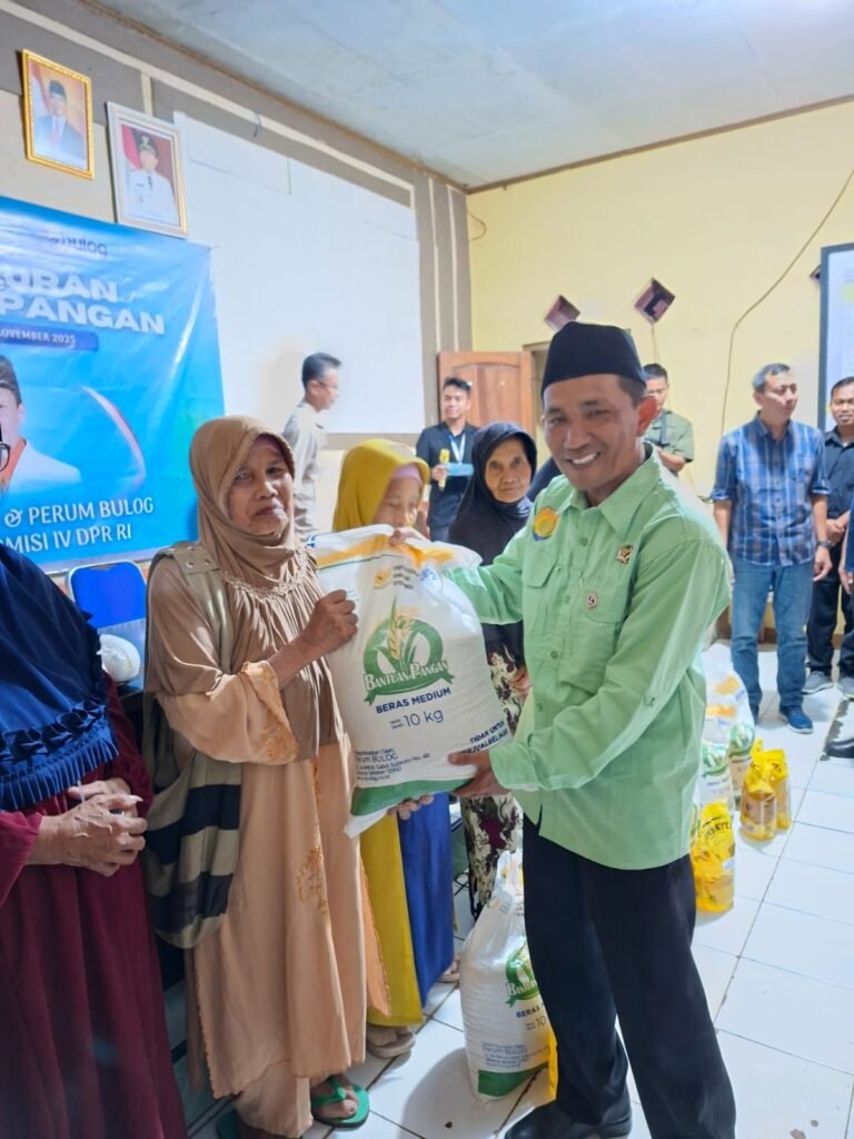 Pemdes Citamiang Salurkan Bantuan Pangan untuk 526 KPM, Hadirkan DPR RI dan Sejumlah Pemangku Kepentingan 3 WhatsApp Image 2025 12 25 at 09.36.08 2 1