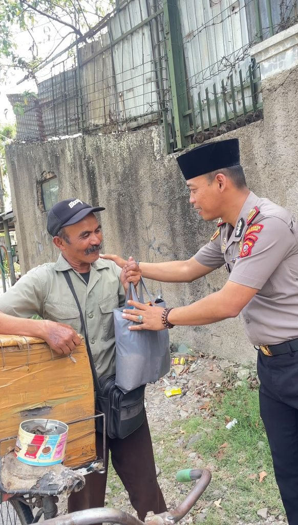 Polsek Cangkuang Salurkan Paket Sembako untuk PKL, Wujud Kepedulian Polri kepada Masyarakat 2 WhatsApp Image 2026 10 17 at 09.54.18 1